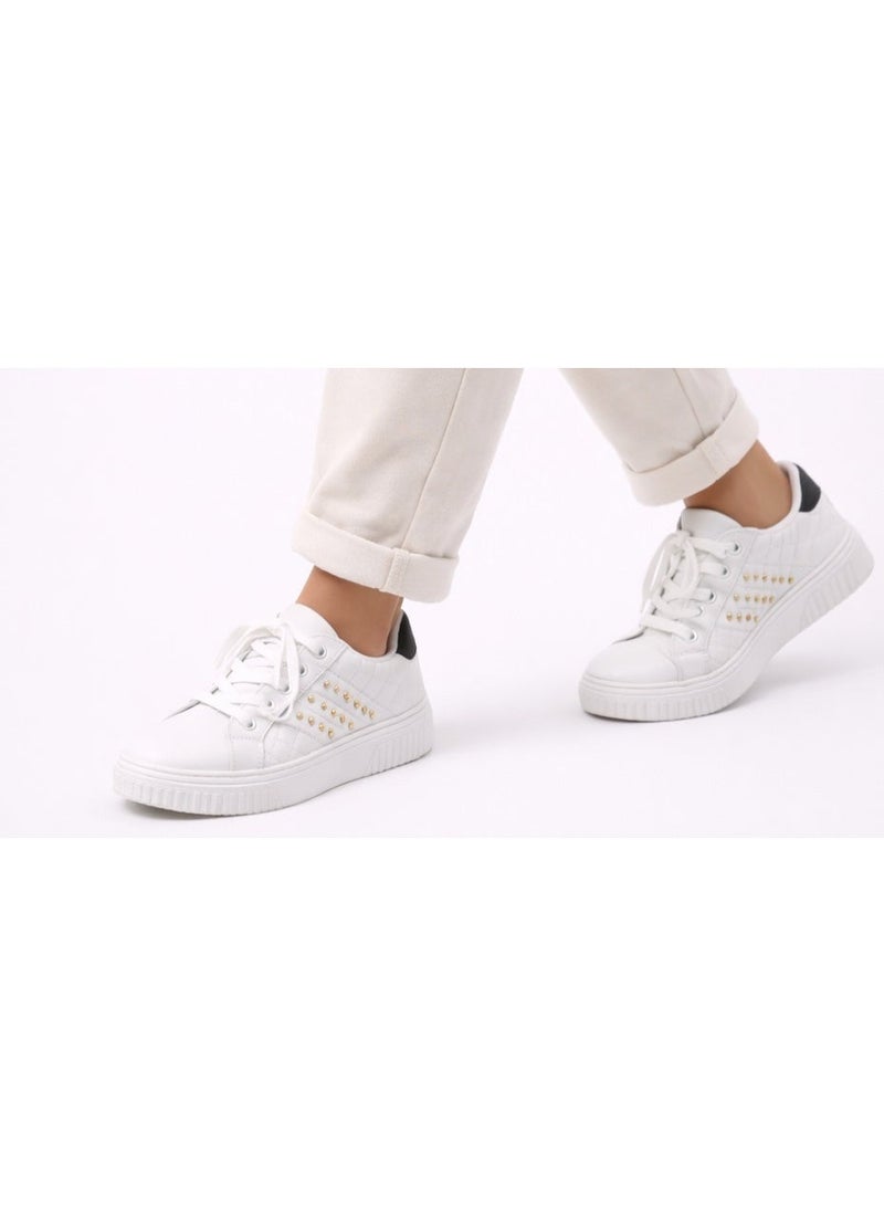 شوز كوتش حريمي و بناتي أبيض سنيكرز ترندي سبور، تصميم مريح بتفاصيل استرس ذهبي، مناسب للوك الكاجوال اليومي والمشاوير واللبس العملي كود 5001 - Image 1